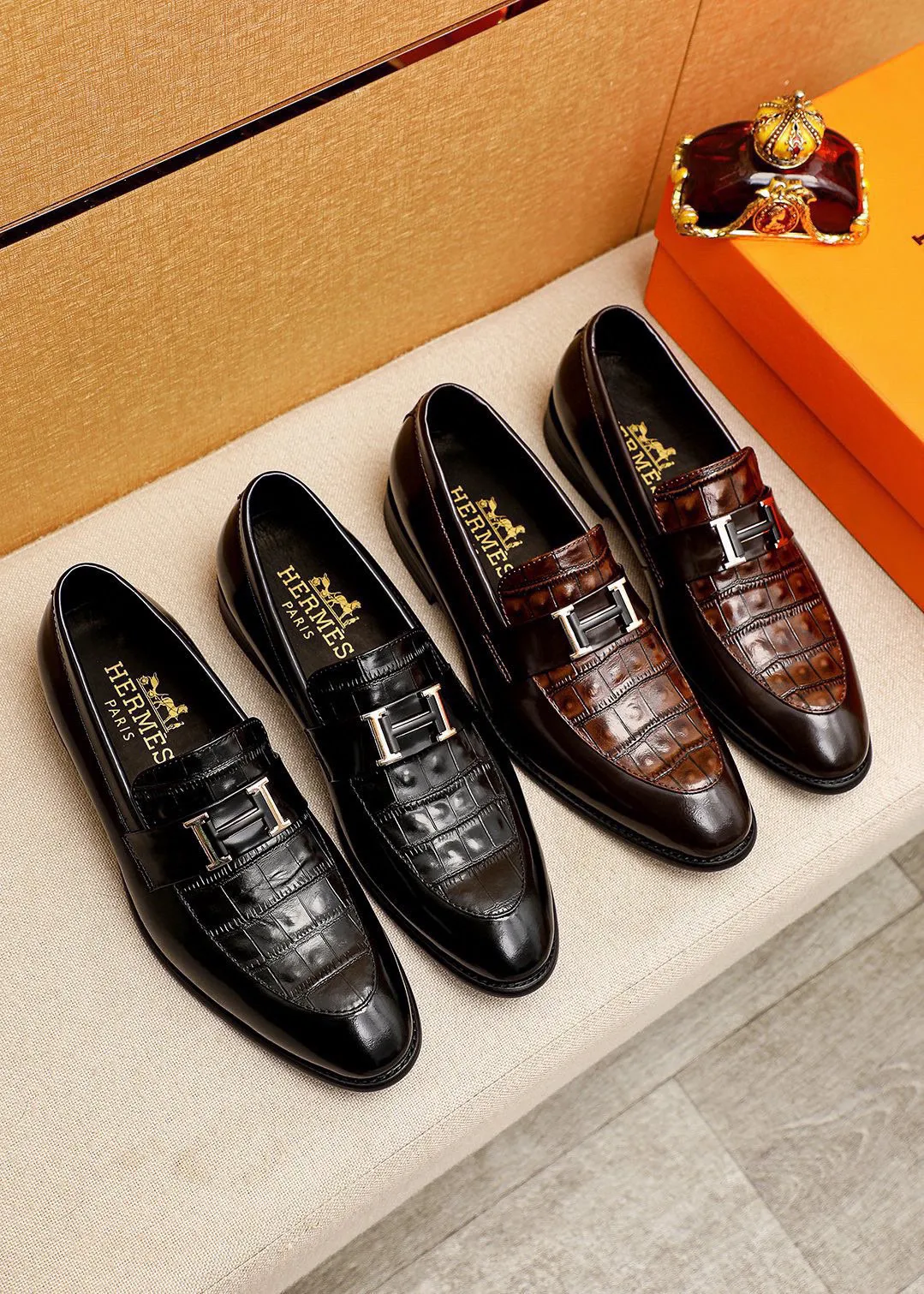 Men's shoes 💰460 💐 Product trademark: HERMES "Hermès" casual leather shoes Regular size: 39-44 (38.45.46🉑️Customized) Product materials: Selected imported first-layer calfskin embossed upper + classic hardware buckle, imported water-dyed 🐂 cowhide lining. Strong three-dimensional visual effect, combined outsole Color: 2⃣️colors available